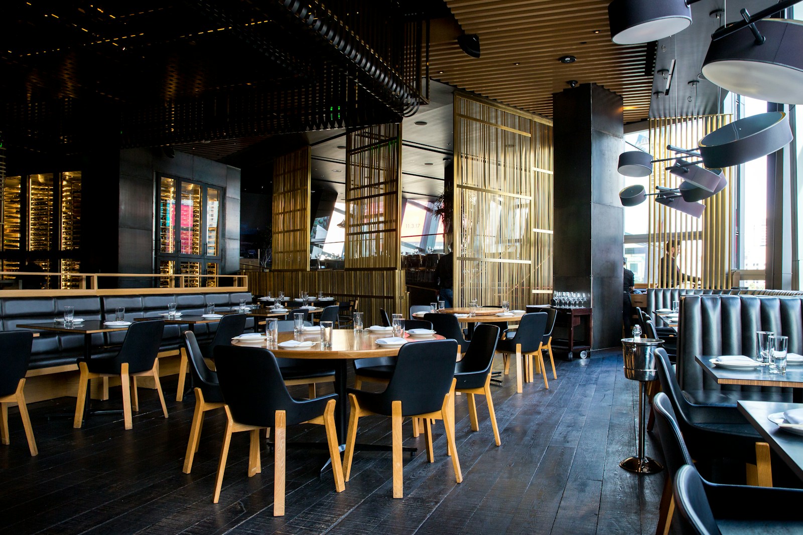 Wide view of a restaurants & cafés customer environment